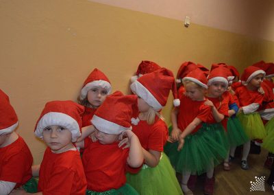 Mali Artyści, pełni energii w drodze na scenę.