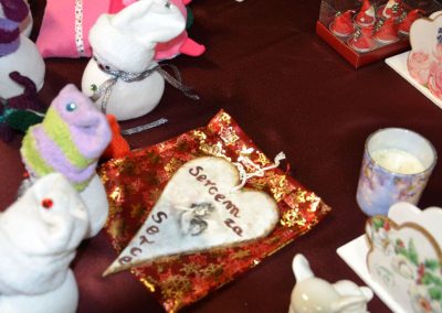 Serce dla serca czyli Moc Dobra w przekazanych na kiermasz cudeńkach.